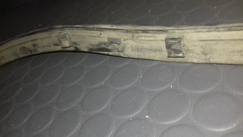 Передний уплотнитель капота на скобочках BMW M3  1997 3.2 Бензин 