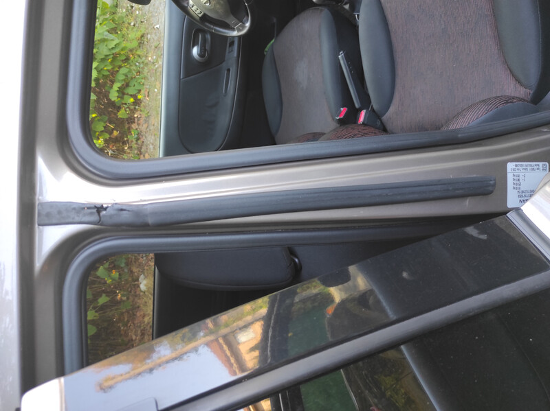 Уплотнитель центральной стойки Nissan Note E11  2011 Киев