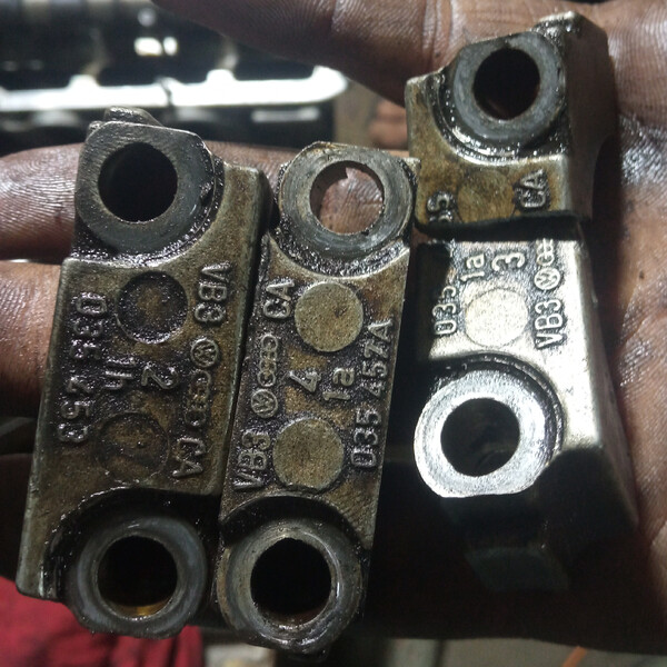 Бугель розпредвалу Audi 90 1990 р.  2.3 л бензин