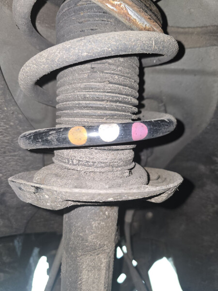 Передня пружина Volkswagen Passat B7  2012 універсал 2.0 Дизель Ківерці