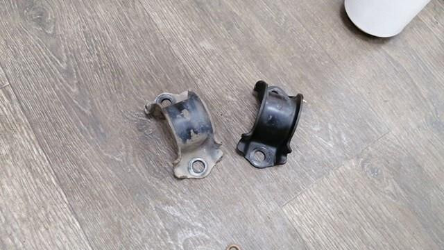 2 скоби стабілізатора пеердні Toyota Hilux  2003 2.5 Дизель Вараш