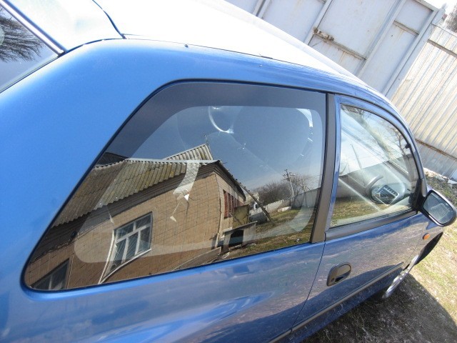 Стекло боковое правое Mazda 323  1997 хэтчбек 1.3 Бензин Киев