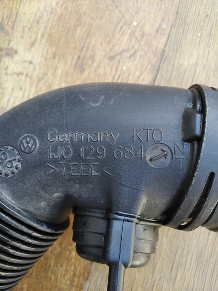 Патрубок повітряного фільтра Volkswagen Bora  1999 1.6 Бензин 