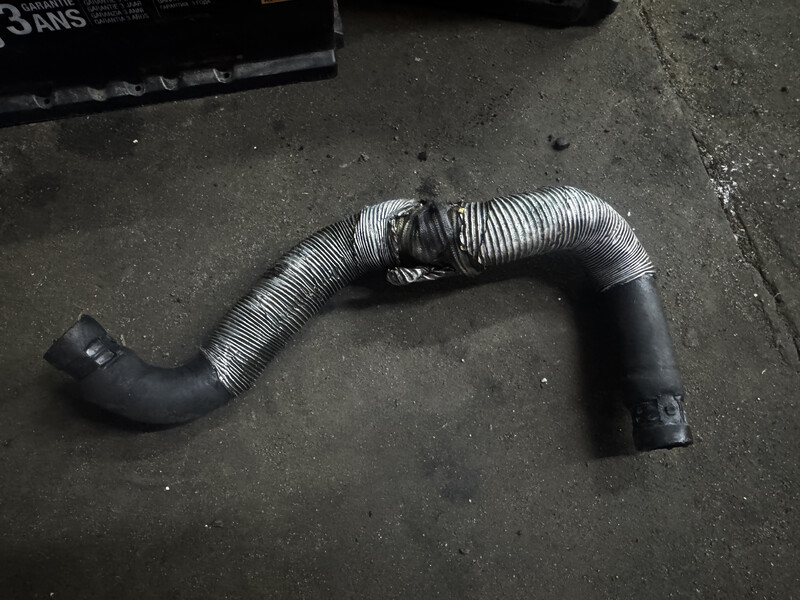 Патрубок на теплообменник Volvo XC70  2010 универсал 2.4 Дизель Киев