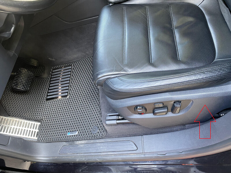 Передняя правая накладка сиденья Volkswagen Touareg  2014 3.0 Дизель Львів