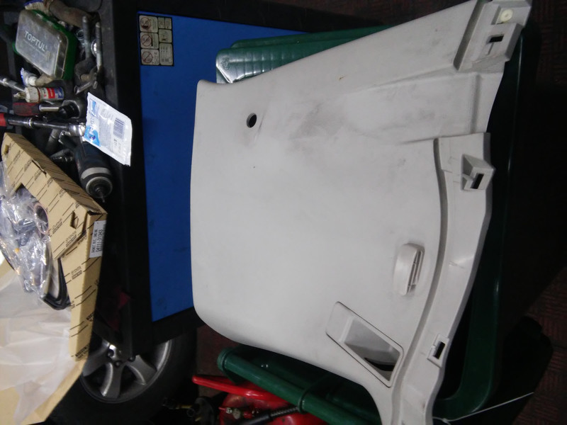 Накладка на заднюю правую стойку Toyota Land Cruiser 200 2013 4.5 Дизель Киев