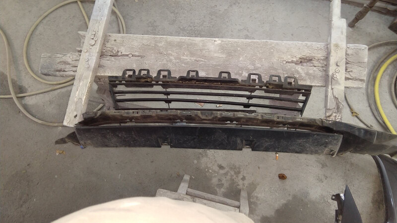 Решітка бампера центральна BMW 3 Series 320 2017 2.0 Бензин Ровно