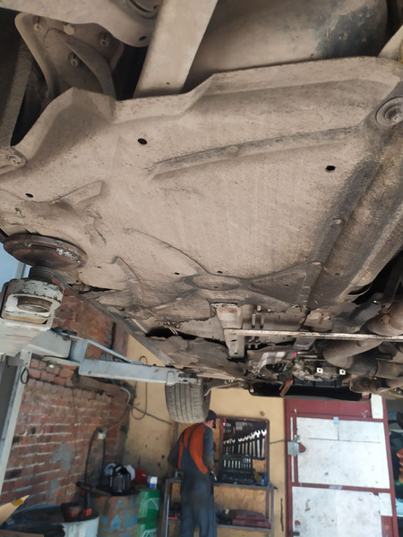 Захист днища лівий Mercedes-Benz E-Class E 200 2013 універсал 2.1 Дизель Самбір