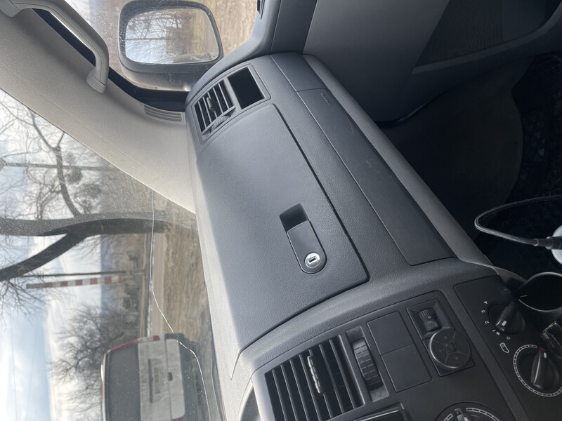 Бардачек, заглушка Volkswagen Caravelle  2004 2.5 Дизель Київ