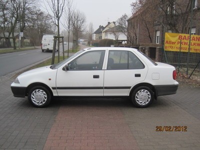 Дверь передняя и задняя левая сторона на седан Suzuki Swift  1996 1.3 Бензин Киев