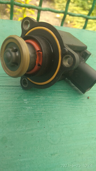 Молдінги 06F145710C   Audi A4, Volkswagen Passat