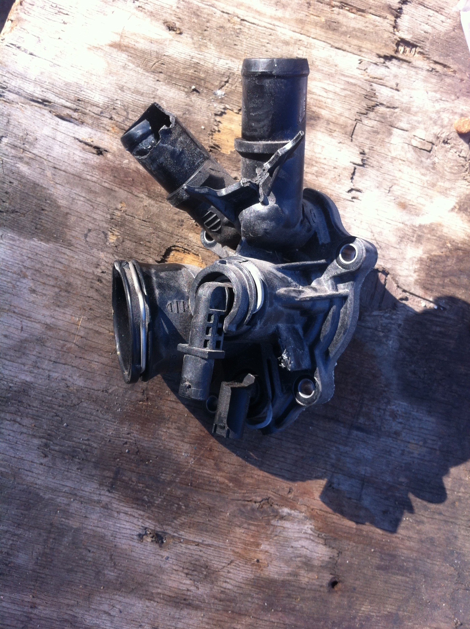 Корпус термостату A2712000315   Mercedes C-Class