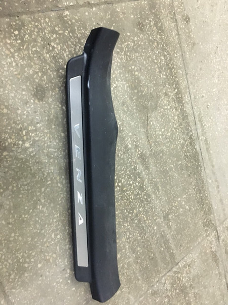 Накладка на порог передняя правая Toyota Venza  2012 1.1 Бензин 