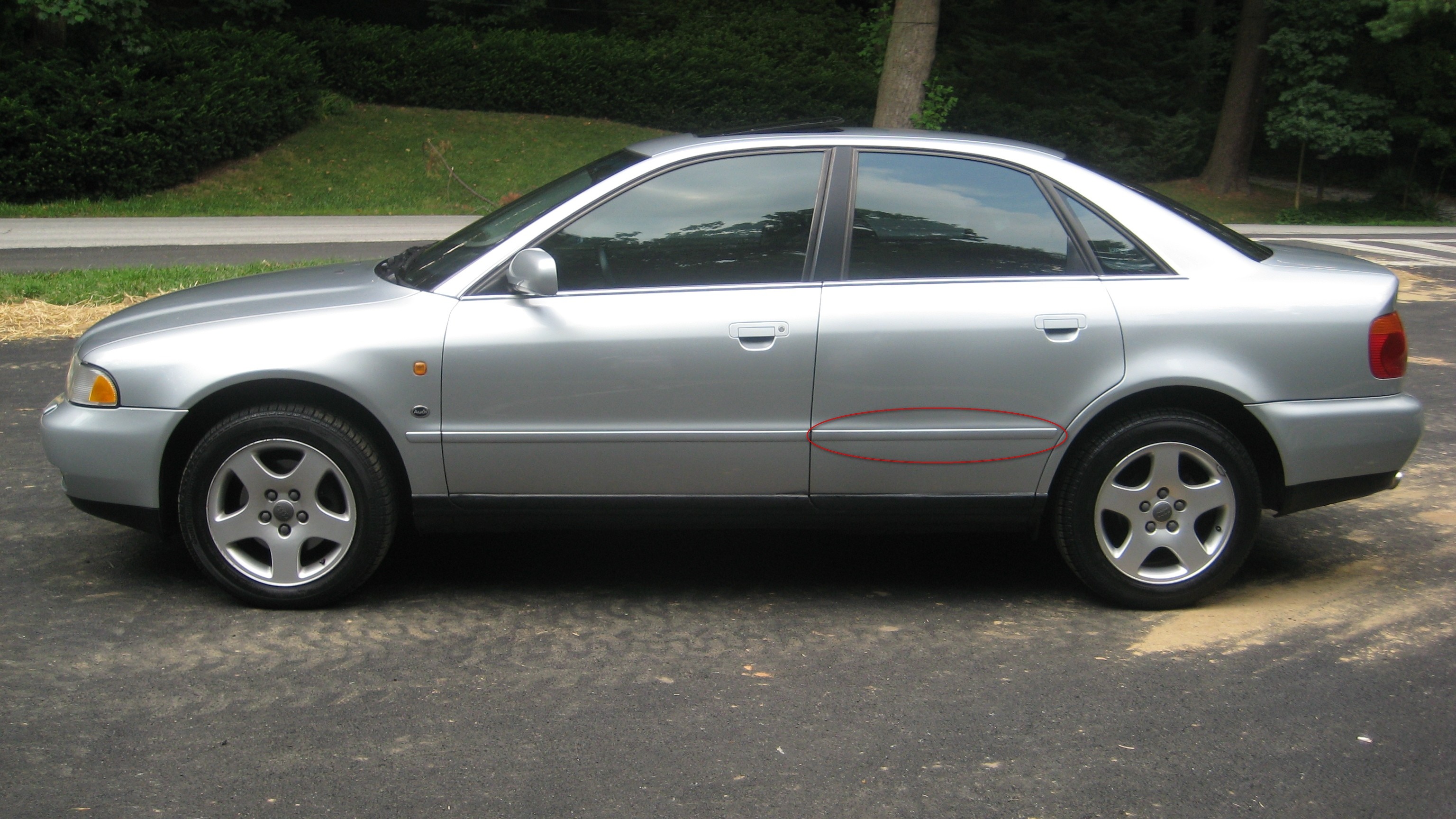 Молдинг зад. L двери Audi A4 В5 1997 2.0 Бензин Хмельницкий