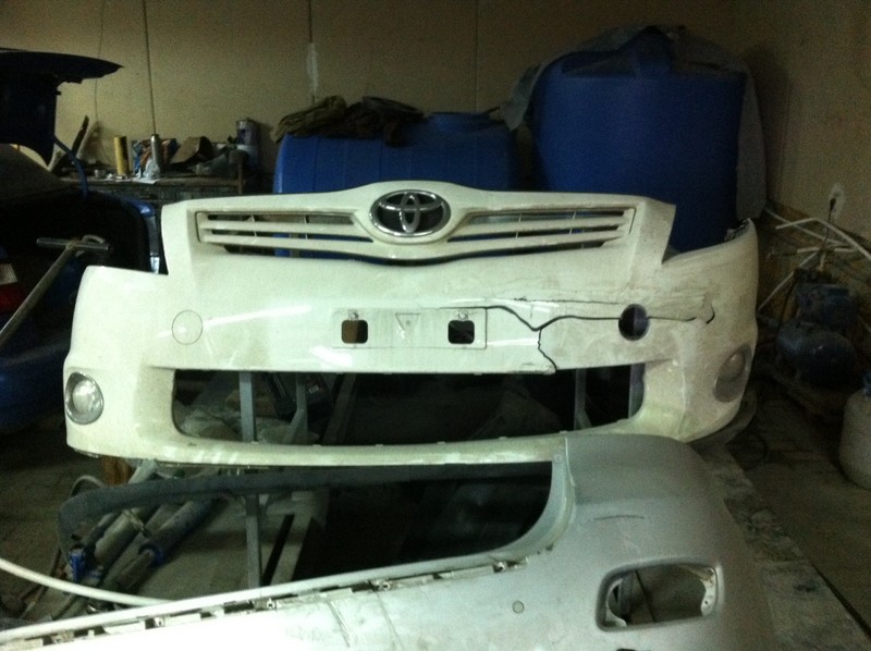 Бампер передний голый без решетки Toyota Auris  2012 1.6 Бензин 