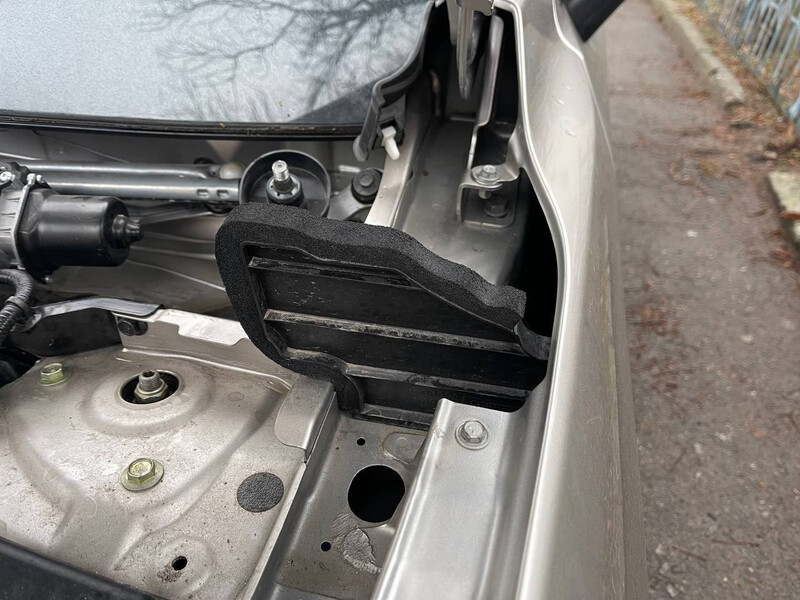 Уплотнювач капоту жабо Nissan Rogue  2021 2.5 Бензин 