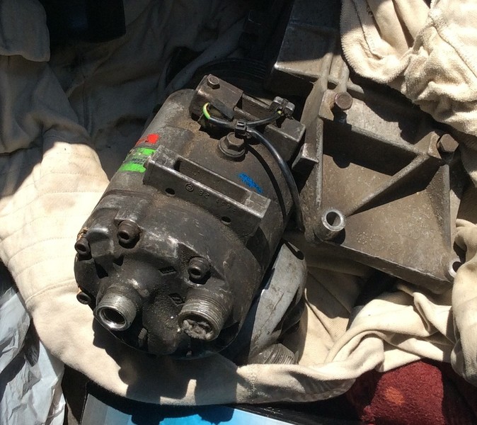 Патрубок который идет от компрессора (Зекхель 17В) на радиатор Audi A6 А6С5 1999 1.8 Бензин Киев