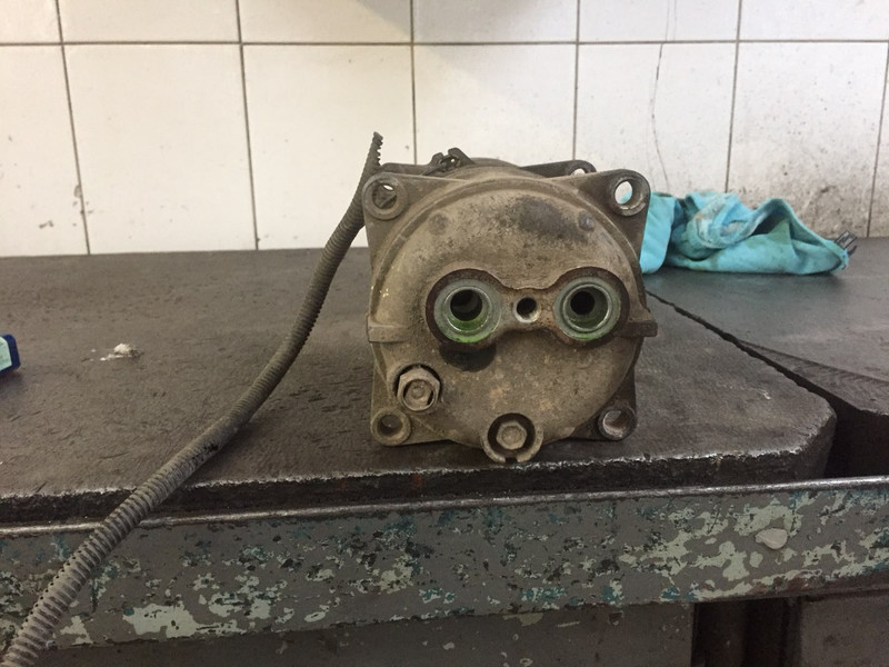 Компрессор кондиционера Mazda 626  1996 хэтчбек 2.0 Бензин Одесса