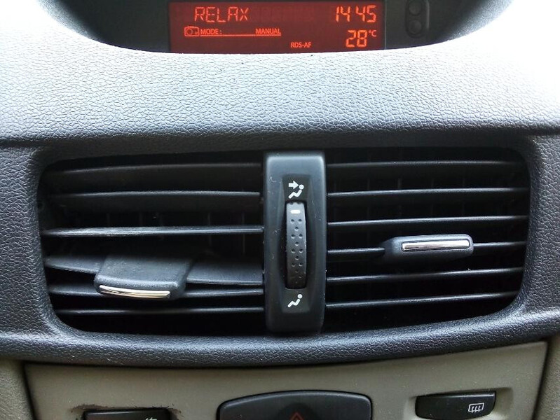 Решетка торпеды Renault Clio  2011 хэтчбек 1.6 Бензин 
