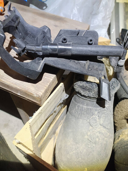 Омыватель фары левый Volvo XC60  2013 универсал 3.2 Бензин Киев