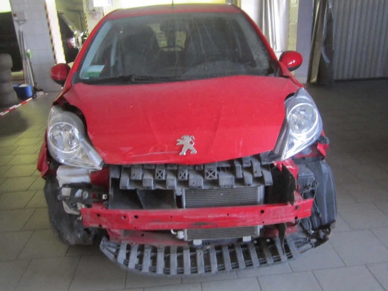 Капот желательно красный Peugeot 107 1.0АТ 2013 1.0 Бензин 