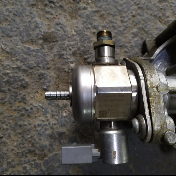 Паливний насос 06A127026A   Volkswagen Golf