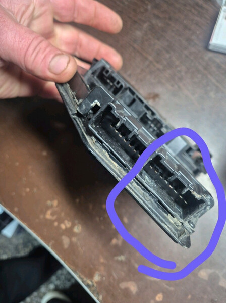 Фишка на блок предохранителей подкапотный Toyota Camry 40  2007 3.5 Бензин 