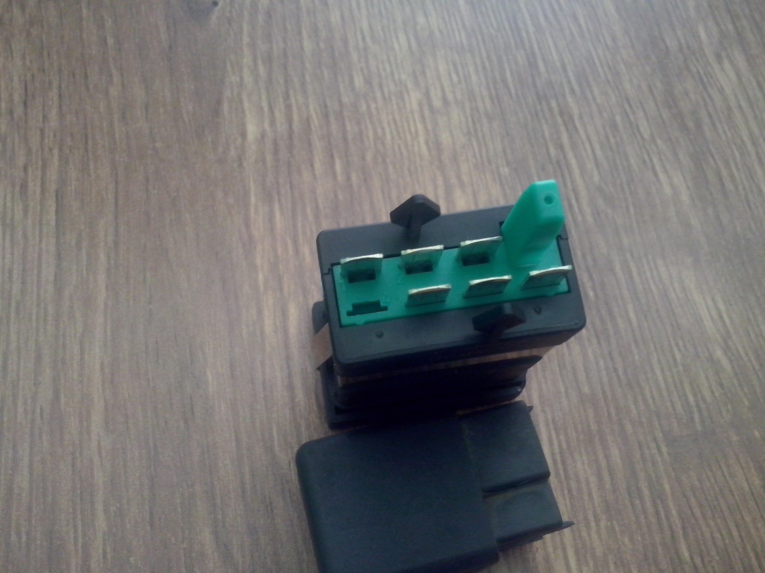 Раъем на кнопки подогрева сидений Volkswagen Bora  2000 1.9 Дизель 