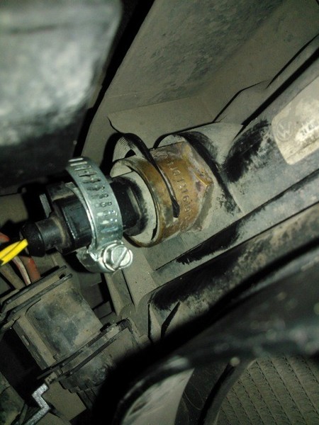 Переходник или переходник с датчиком температуры охаждающей жидкости в радиаторе Volkswagen Bora  2003 1.6 Бензин 