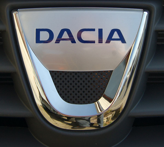 Эмблема решетки радиатора Dacia Sandero  2012 хэтчбек 1.5 Дизель Ровно