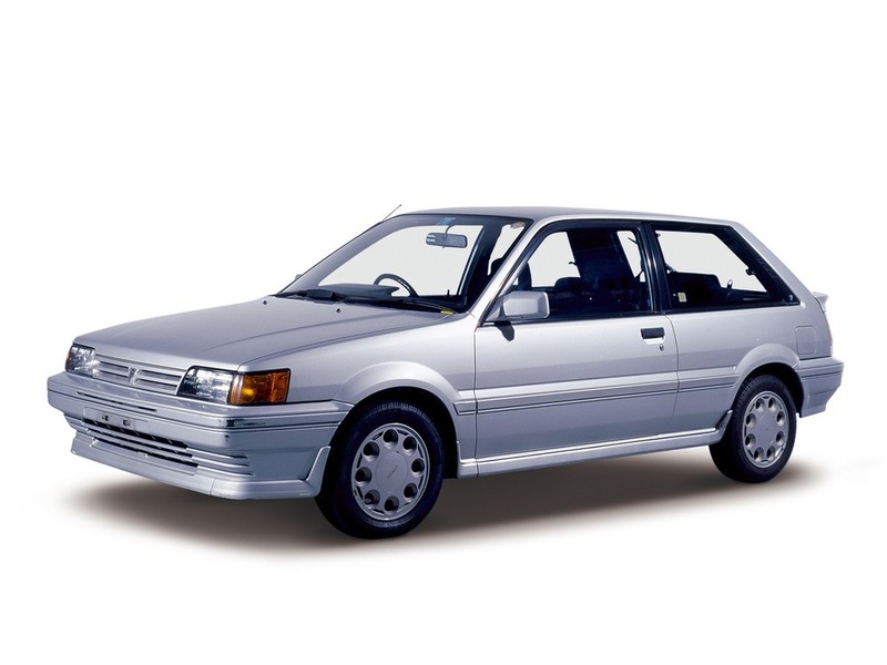 Скло передніх дверей Nissan Sunny B12  1988 хетчбек 1.6 Бензин 