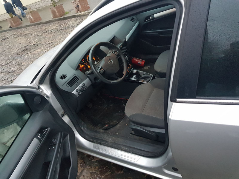 Уплотнитель передней левой двери Opel Astra  2010 универсал 1.7 Дизель Луцк