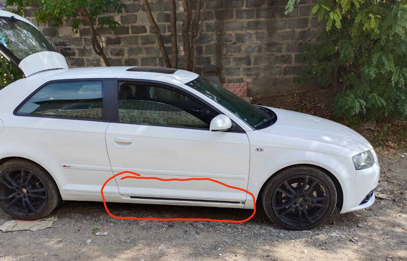 Молдинг нидній дверки правий лівий Audi A3  2007 хэтчбек 1.6 Бензин 