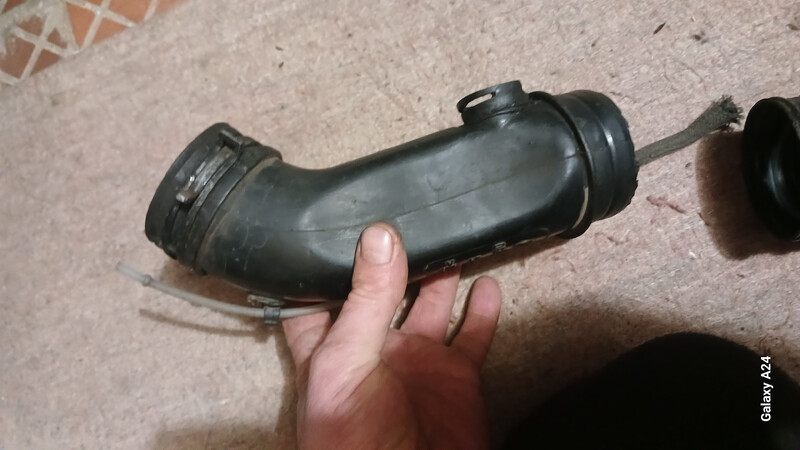 Патрубок воздушного фильтра Audi A4  2001 универсал 1.6 Бензин Барвенково