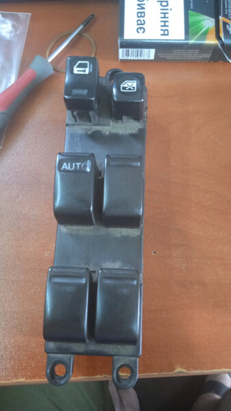 Кнопки стеклоподъемников передняя левая Nissan Patrol Y60  1995 20.0 Дизель 