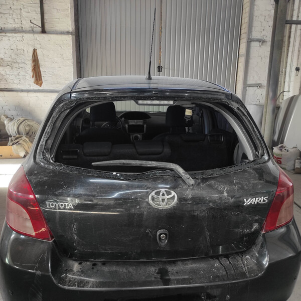 Стекло заднее Toyota Yaris  2006 1.2 Бензин Чернигов