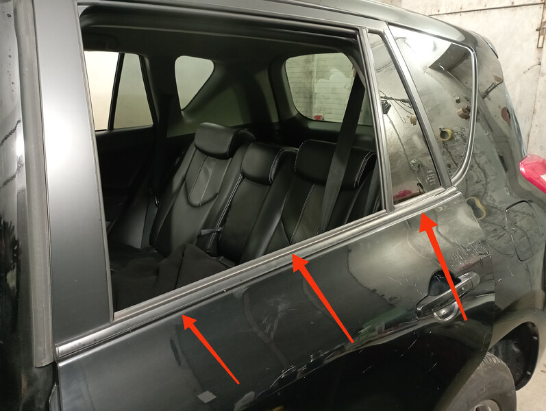 Молдинг двери задней лев., прав Toyota RAV4  2012 универсал 2.0 Бензин Мукачево