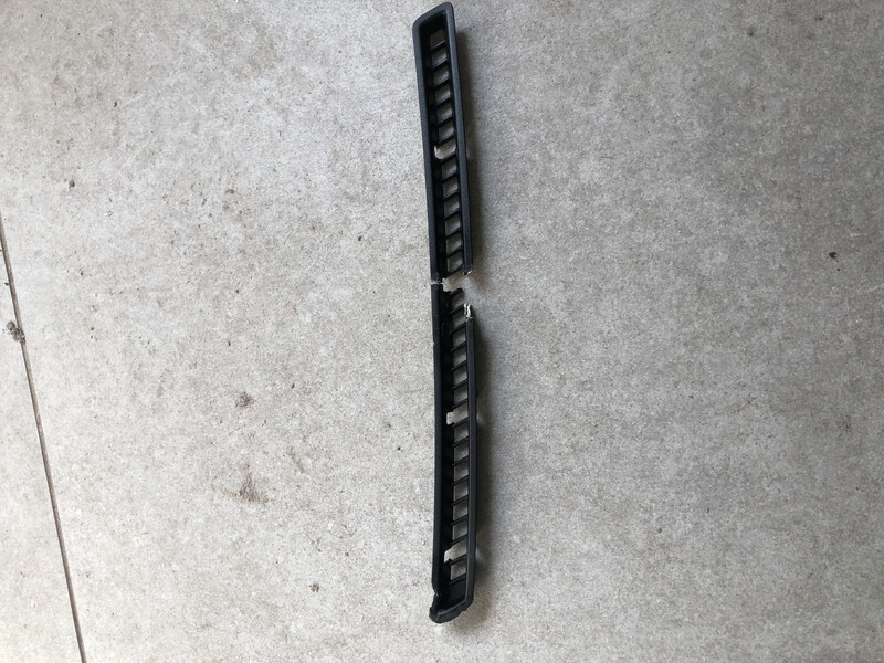 Решетки обдува лобового стекла Mercedes-Benz B-Class  2010 хэтчбек 1.7 Бензин Киев