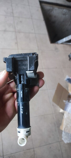 Форсунка омывателя фары левая Toyota RAV4  2015 2.2 Дизель Городенка