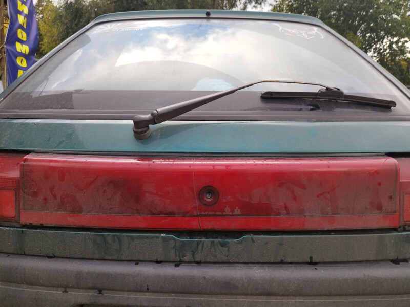 Задний фонарь под номерным знаком Mazda 323  1992 купе 1.3 Бензин 