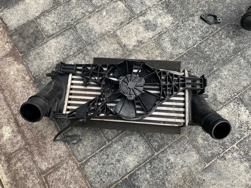 Радиатор интеркулера Ford Fiesta MK7  2016 хэтчбек 1.0 Бензин Ровно