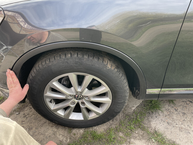 Накладка крила переднього лівого Volkswagen Touareg  2015 3.0 Дизель 