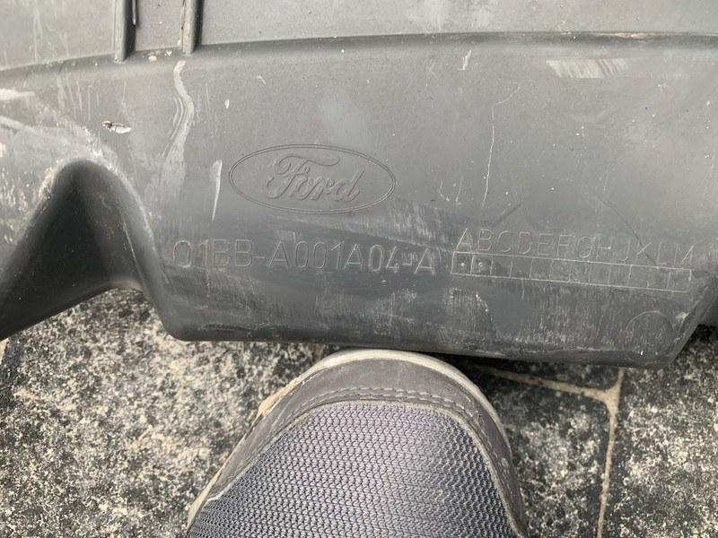 Пыльник радиатора верхний Ford Fiesta MK7  2016 хэтчбек 1.0 Бензин Ровно