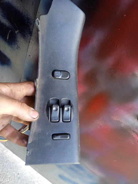 Кнопка склопідйомника Mazda 323  1996 хетчбек 1.5 Бензин 