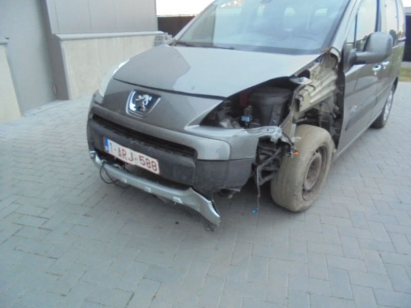 Бампер передний Peugeot Partner 2012 г.  1.6 л дизель Черкассы