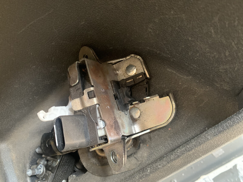 Замок багажника Volkswagen Caddy 4  2017 2.0 Дизель Винница