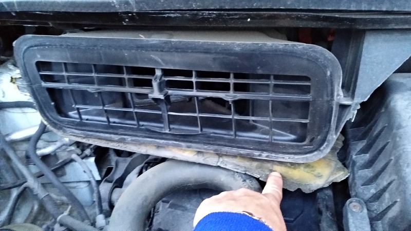 Обшивка капота Opel Vivaro  2012 2.0 Дизель 