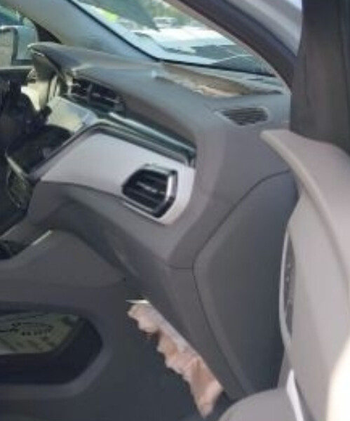 Торпеда голая світлого кольору Chevrolet Bolt  2023 хэтчбек 65.0 Электро 