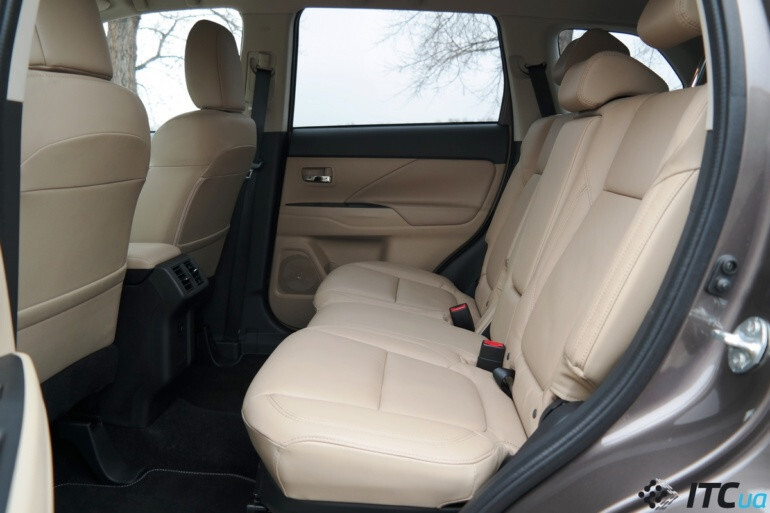 Сиденья бежевая кожа, 2 и 3 ряд Mitsubishi Outlander 3  2018 2.4 Бензин Киев