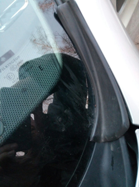 Резиновый уголок между лобовым стеклом и капотом Nissan Qashqai J10  2012 1.5 Дизель Винница